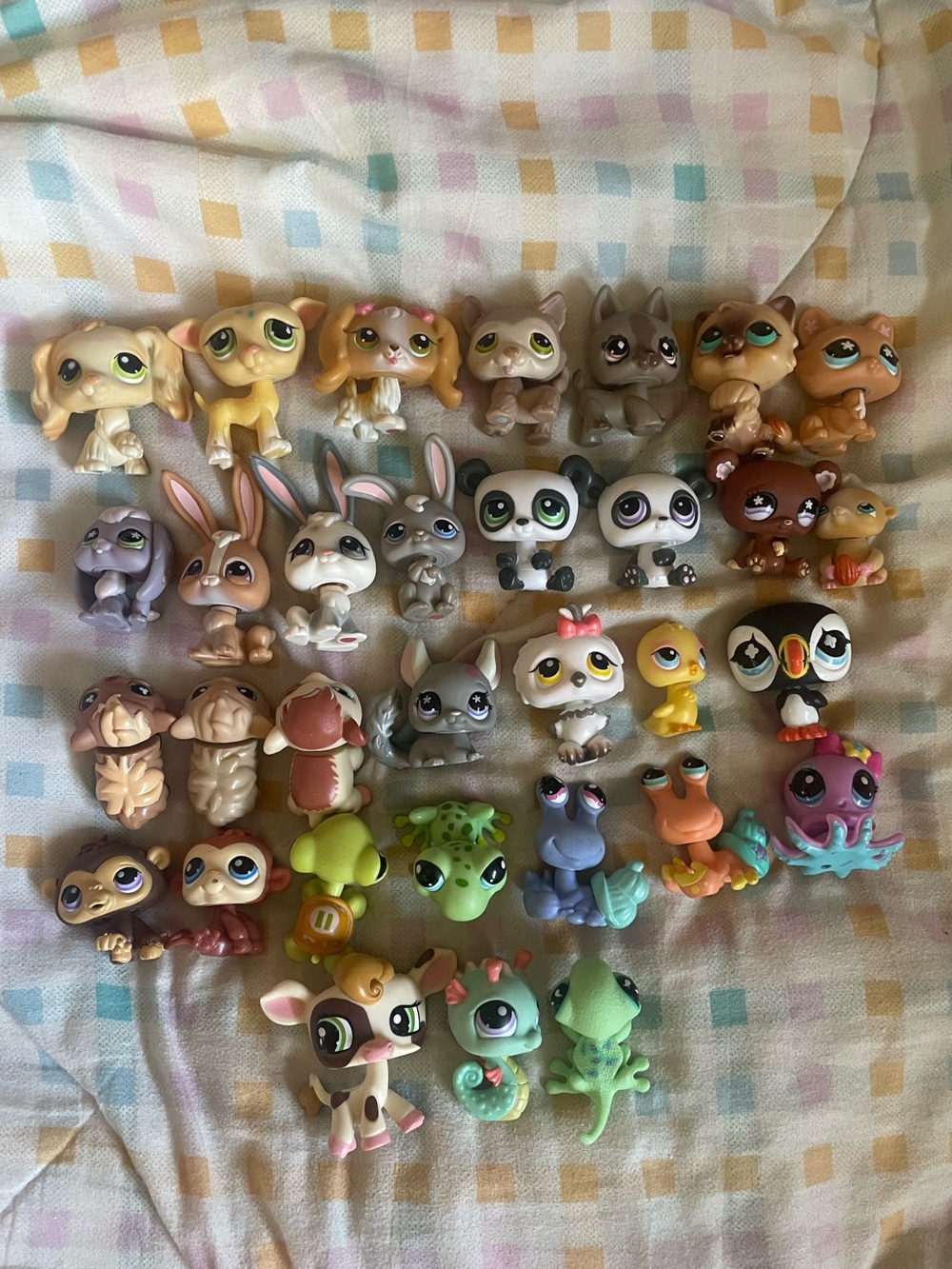 Littlest Pet Shop Lot of 32 Pets